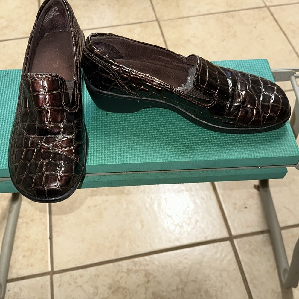 Clark’s Women’s Croc Embossed Leather Soft Walk Shoes Size 7-1/2 M EUC